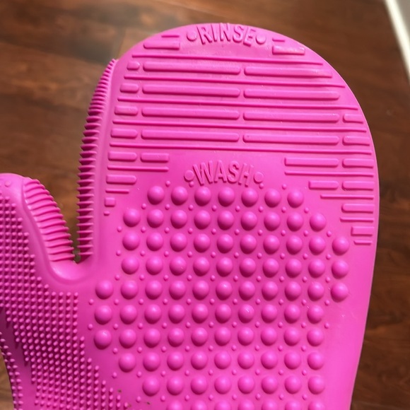 Sigma Makeup Brush Cleaner Glove - Picture 6 of 12